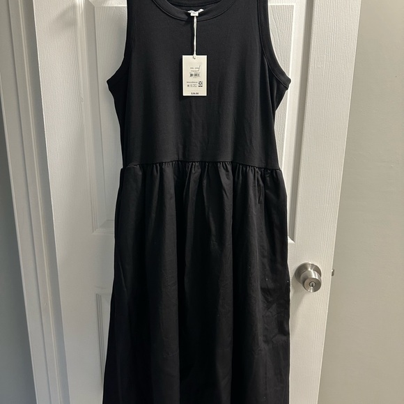 Elegant Black Midi Dress - Picture 2 of 6